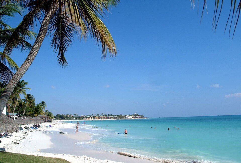 White sand and turquoise water at Eagle Beach, Aruba