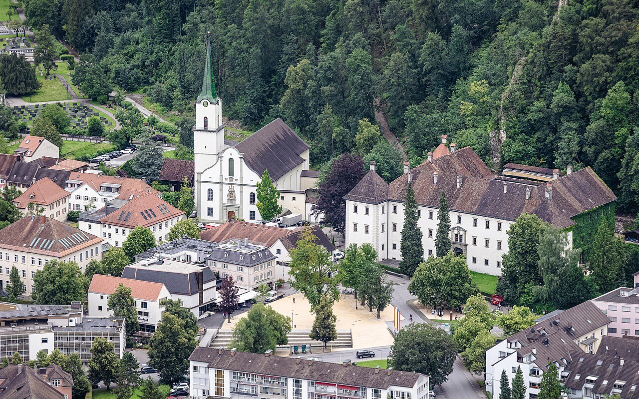 Hohenems · Hohenems Schloßplatz Palast Pfarrkirche Friedhof Schrägluftbild.jpg