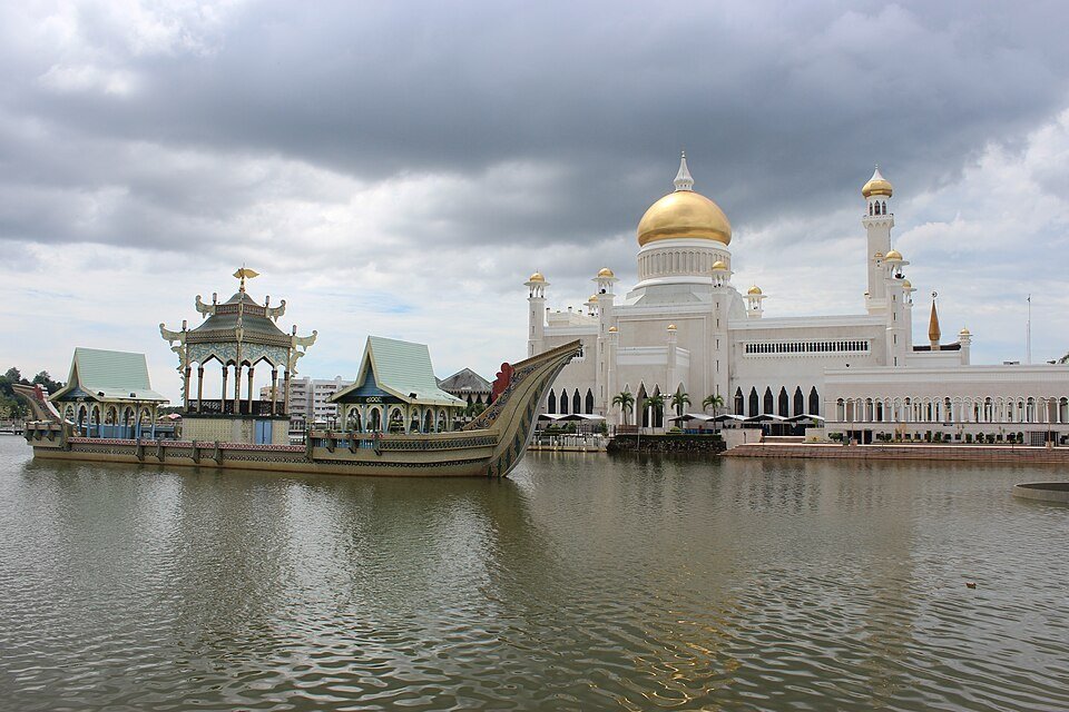 Omar Ali Saifuddien Mosque in Bandar Seri Begawan
