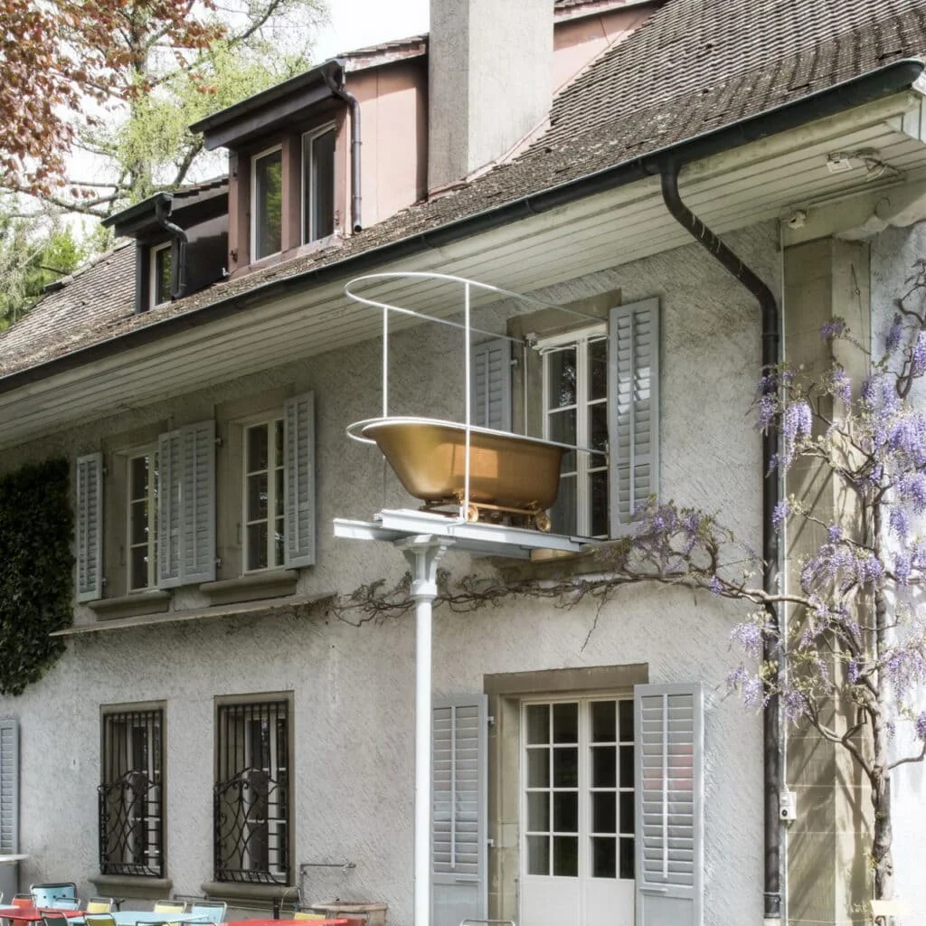 The bathtub on rails at Auberge aux 4 Vents