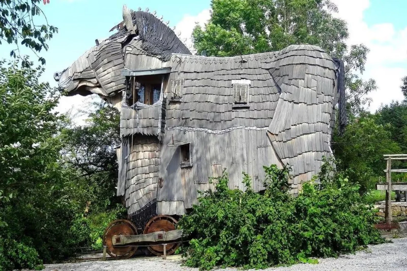 The Trojan Horse accommodation at La Balade des Gnomes