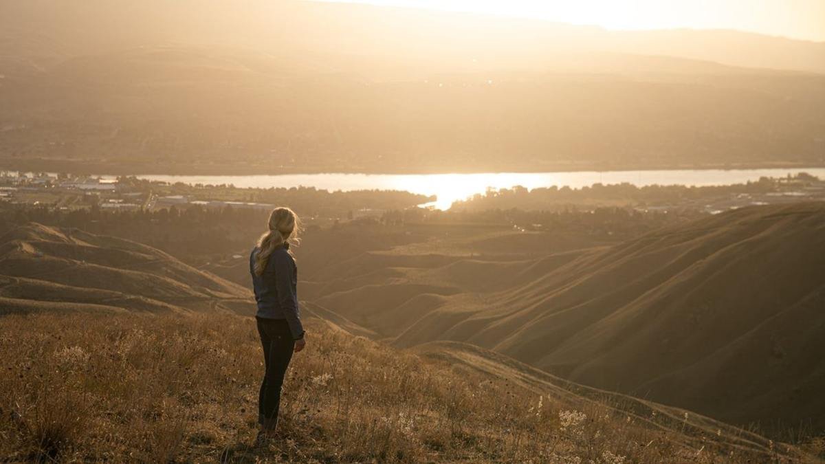 Woman hiking, overlooking the Wenatchee Valley in fall.