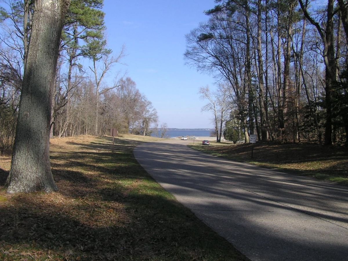 Blue skies contribute to this sweeping view of the York River from the Colonial Parkway